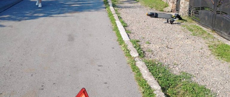 У Синевирі автівка наїхала на 10-річного хлопця на електросамокаті