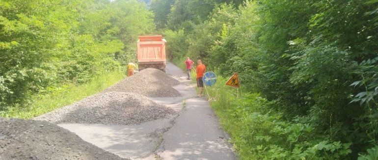 На Закарпатті відновлюють дорожнє покриття у напрямку популярного серед гостей краю с. Лумшори