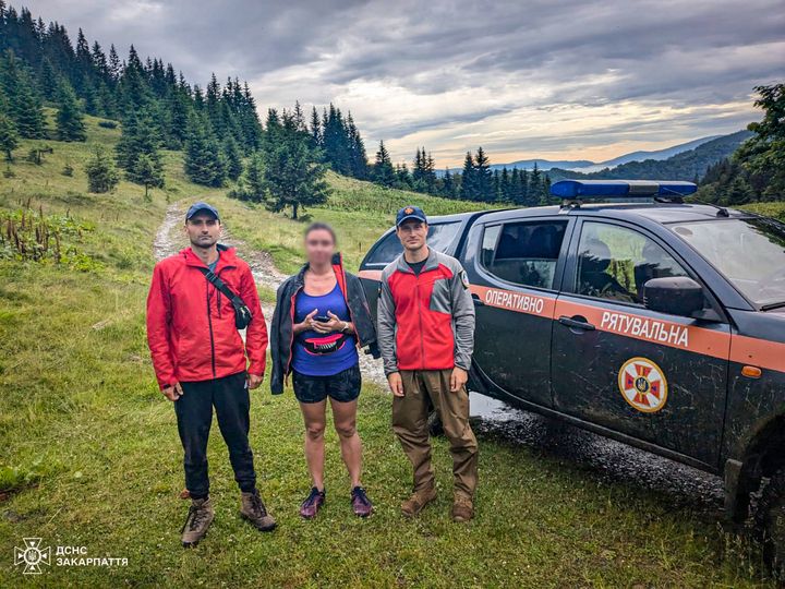 Рахівські гірські рятувальники відшукали заблукалу туристку