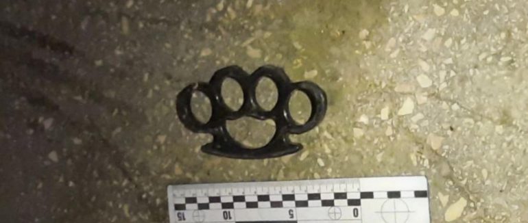 Сам пішов до поліцейських: у Мукачеві затримали чоловіка з кастетом