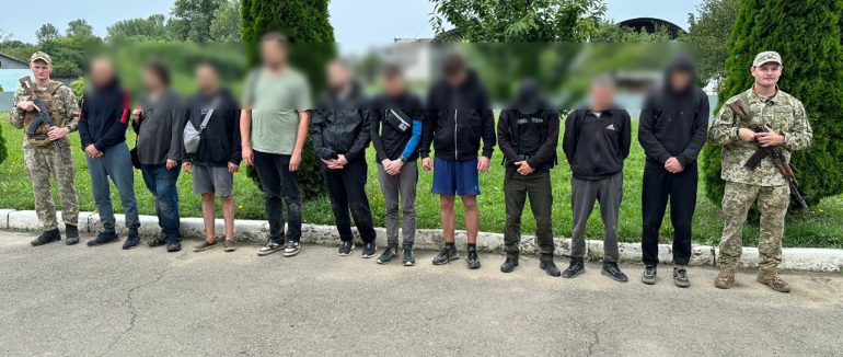 На Закарпатті у пшеничному полі прикордонники затримали 10 втікачів