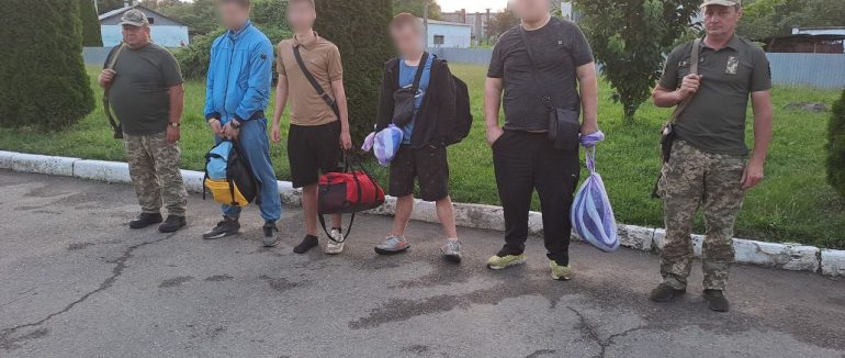 На Закарпатті на березі Тиси затримали 4 чоловіків з човном