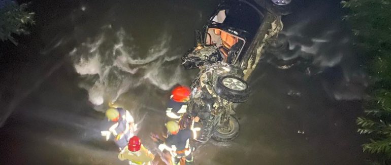 На Берегівщині легковик впав у річку, рятувальники деблокували водія з понівеченого авто