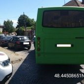 Штраф водіям: у Мукачеві керманичі заблокували проїзд громадському транспорту