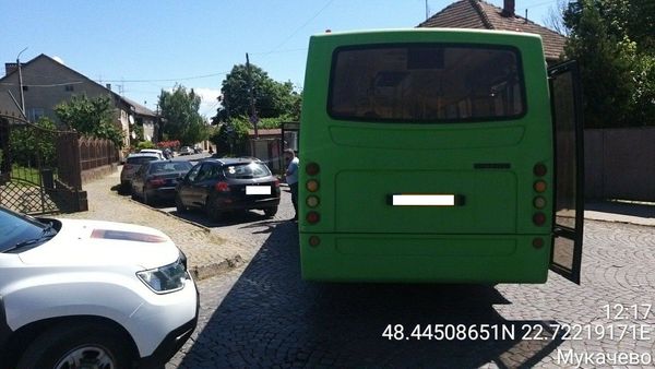 Штраф водіям: у Мукачеві керманичі заблокували проїзд громадському транспорту