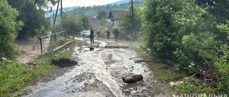 Поліція працює на місці повені в Мукачівському районі: тривають пошуки жінки, яку віднесло течією