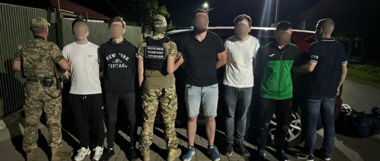 Закарпатські прикордонники вистежили біля кордону групу порушників та їхнього переправника