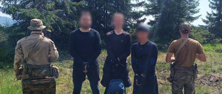 Закарпатські прикордонники затримали трьох підкорювачів гірських вершин