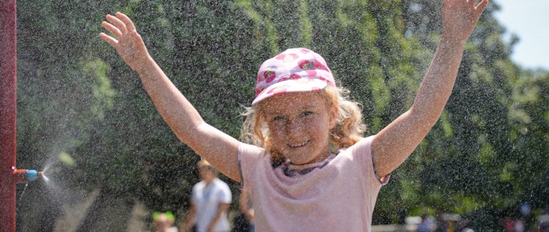 В Ужгороді встановили водяну рамку-розпилювач