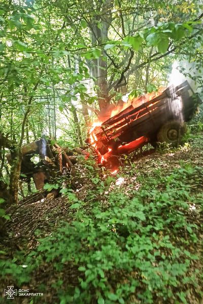 На Ужгородщині лісі на ходу загорілася вантажівка з дровами