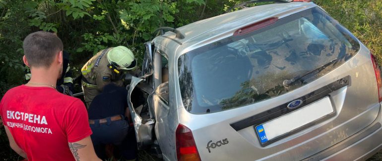 Зіткнулися Ford Focus та Mercedes Sprinter: в ДТП на Берегівщині 8 травмованих