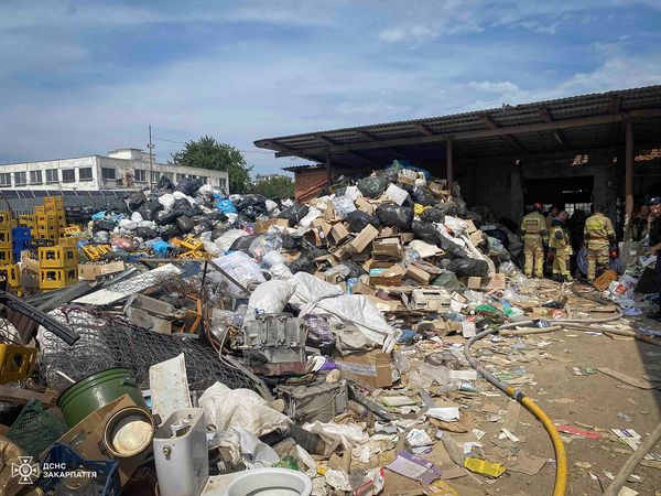 Ужгородські рятувальники ліквідували пожежу в складській будівлі