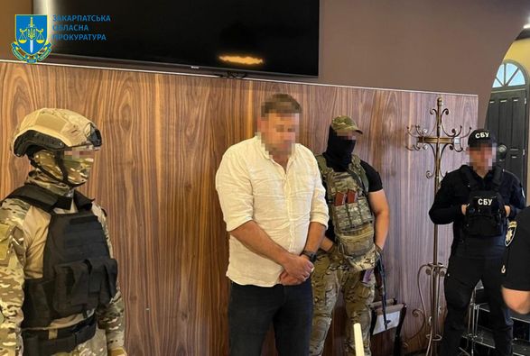 Отримав 14 тис. дол. за переправлення військовозобов’язаних: на Берегівщині затримали депутата міської ради