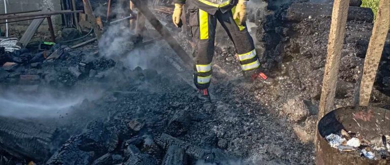 На Берегівщині рятувальники ліквідували пожежу на приватному обійсті