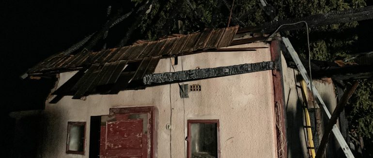 На Мукачівщині блискавка спалила господарську будівлю