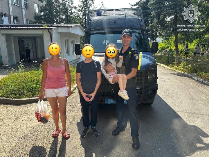 Закрилася на балконі та не могла відкрити двері: в Ужгороді ТОРівці допомогли 5-річній дівчинці