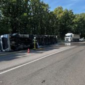 Перевернута фура на Мукачівщині: водій не зазнав травмувань (ФОТО)