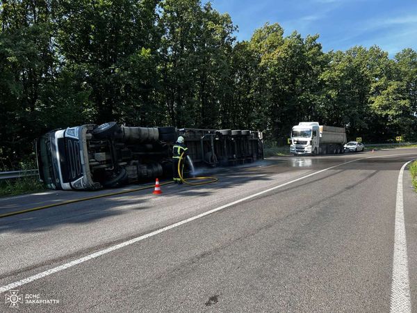 Перевернута фура на Мукачівщині: водій не зазнав травмувань (ФОТО)