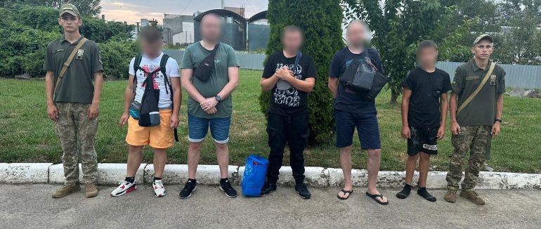 На Закарпатті прикордонники затримали 14-річного підлітка, який вів до Тиси 4 чоловіків