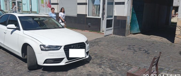 У Мукачеві оштрафували водія Audi за блокування проїзду