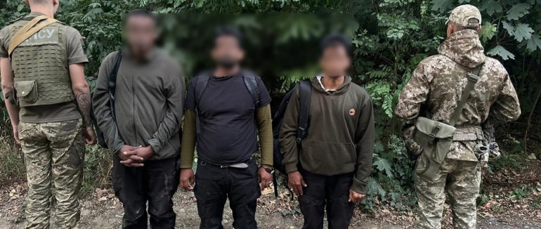 На Закарпатті біля кордону затримали трьох нелегальних мігрантів