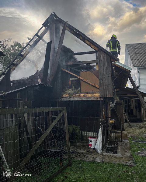 У Красній на Тячівщині горів хлів біля будинку