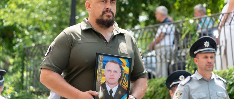 В Ужгороді попрощалися із полеглим захисником – капітаном, командиром взводу 42-річним Євгеном