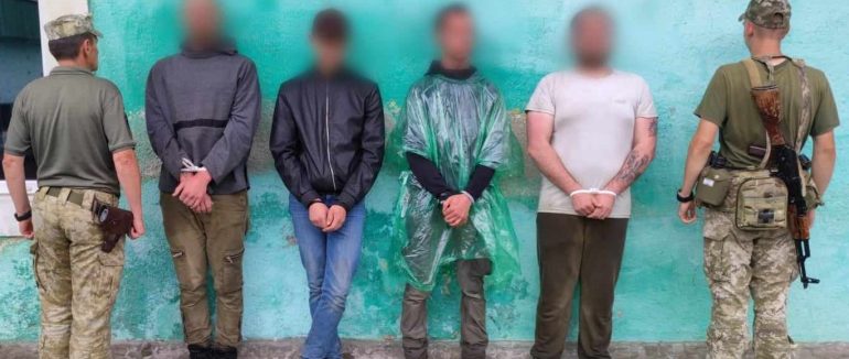 Гірськими вершинами намагалися дістатись до Румунії: закарпатські прикордонники затримали 6 груп чоловіків