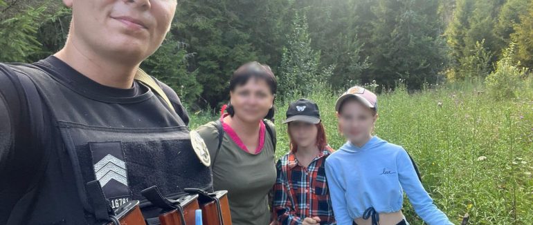 На Хустщині врятували туристку та двох дівчат які заблукали у лісі