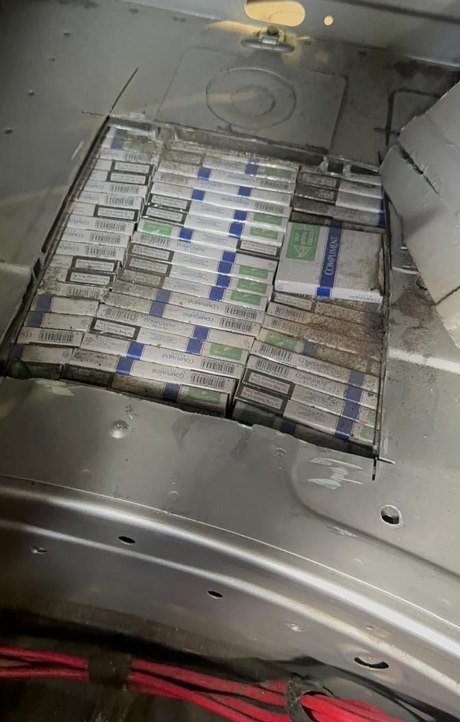 Закарпатка намагалася вивезти у Словаччину приховані сигарет у подвійному дні “Mercedes”