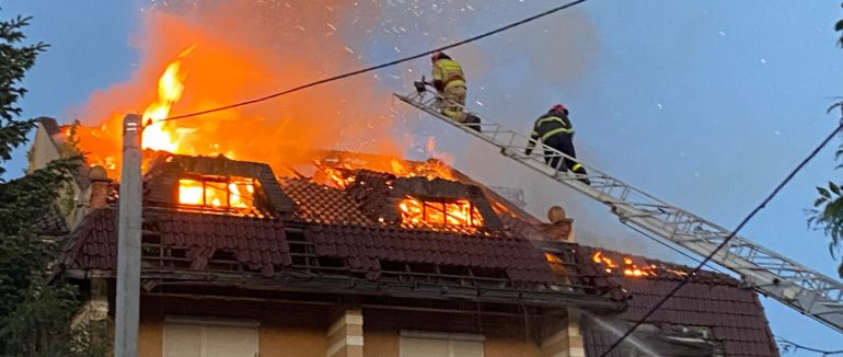 В Ужгороді горів покинутий чотириповерховий приватний будинок на Кошицькій (ВІДЕО)