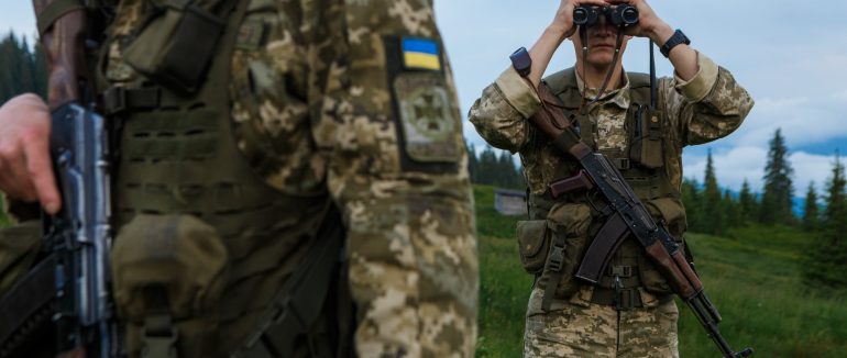 Натрапили на замаскованого прикордонника: на Закарпатті затримали порушників кордону