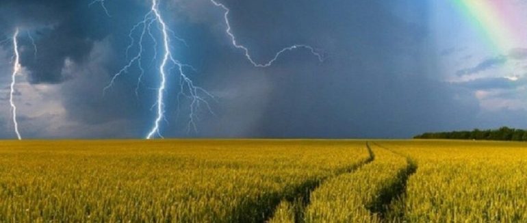 Дощі, грози та град: сильна негода насувається на Закарпаття