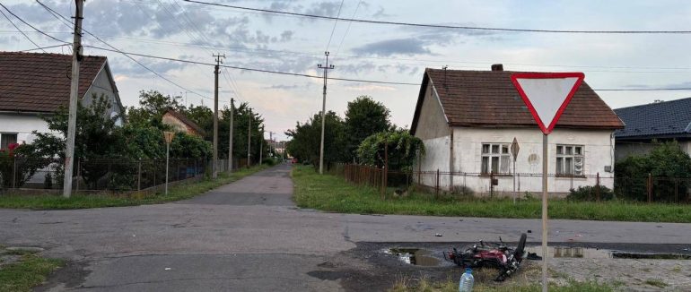 На Ужгородщині мотоцикліст зіштовхнувся з легковиком: постраждали двоє неповнолітніх