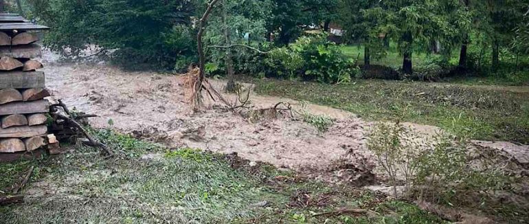 На Мукачівщині продовжують шукати жінку, яку віднесла вода