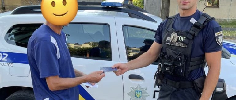 Патрульні повернули мукачівцю втрачений гаманець