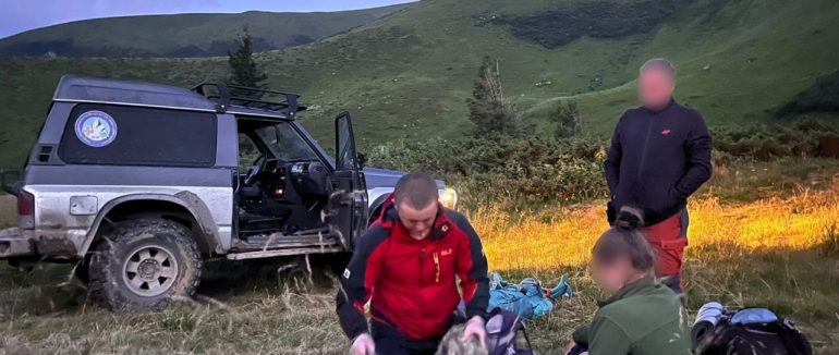 Рятувальники надали допомогу жінці, яку в горах покусав собака вівчарів