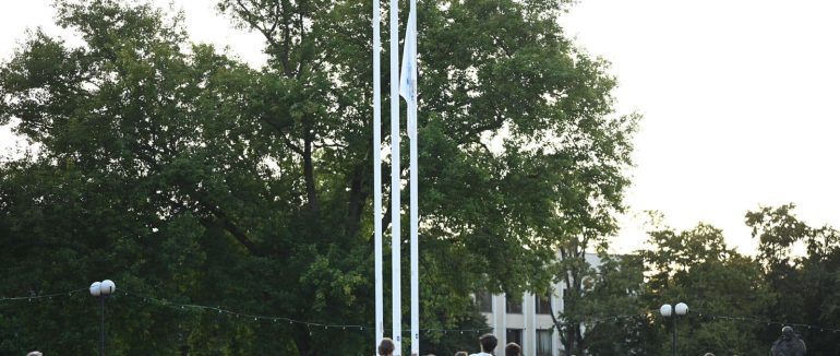 Перед будівлею Закарпатської ОВА урочисто підняли прапор Національного олімпійського комітету