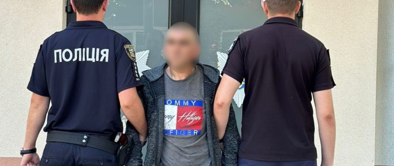 На Хустщині затримали зловмисника, який посеред вулиці пограбував жінку