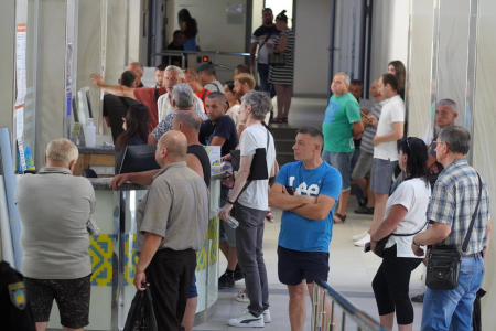 У ЦНАПі Ужгородської міськради – великі черги через зростання кількості охочих оновити дані