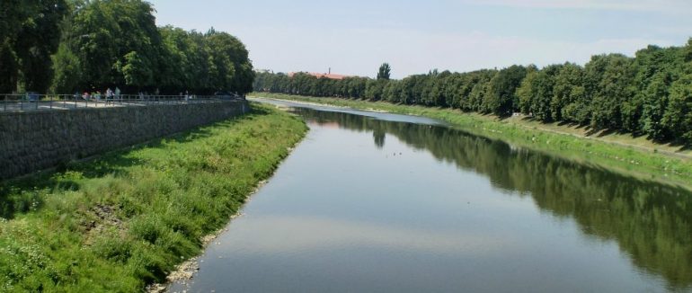В Ужгороді заборонили купатися в річці, озері та кар’єрі