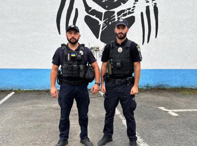 В Ужгороді патрульні надали допомогу чоловіку з ножовим пораненням