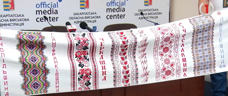 Рушник єднання на Закарпатті: майстриням області виділили місяць для оформлення цікавої родзинки (ВІДЕО)
