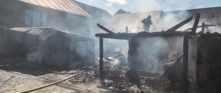 У Хустському районі вогнеборці вберегли від знищення житлові будинки господарів та сусідів