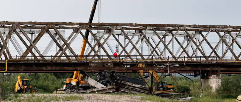 На Закарпатті демонтують пошкоджений міст через річку Тересва