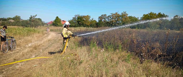 Закарпатські рятувальники продовжують гасити пожежі на відкритих територіях