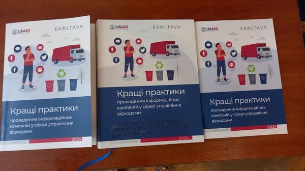 Поповнення в бібліотеці: Виноградівська громада отримала унікальні друковані екземпляри (ФОТО)