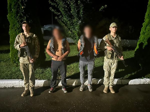 Затримані з човнами: на кордоні з Угорщиною зловили призовників (ФОТО)