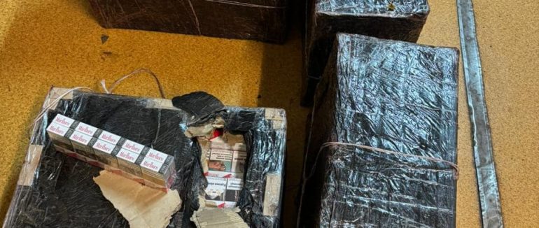 У вантажному потязі закарпатські митники виявили приховані 17 коробок контрабандних сигарет