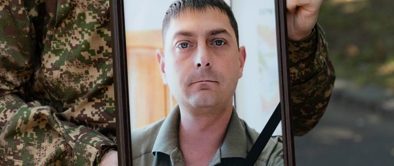 В Ужгороді сьогодні попрощалися із захисником, сержантом Нацвардії України Олександром Цибиком